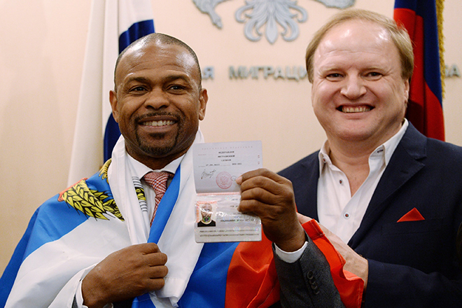 Рой Джонс с паспортом России