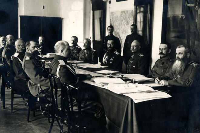Николай II на военном совете