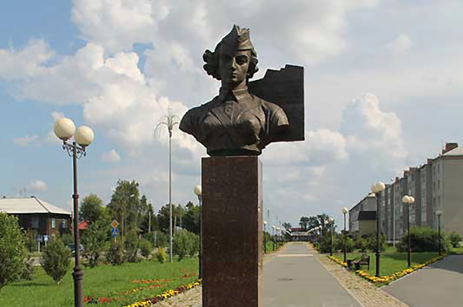 Памятник Юлии Друниной