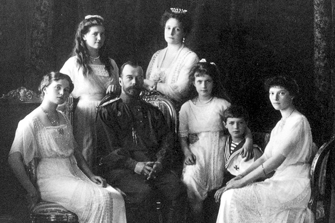Николай II с женой и детьми