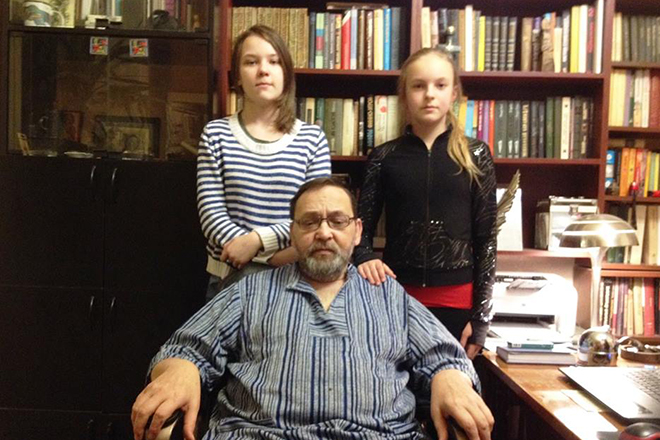 Михаил Угаров с внучками