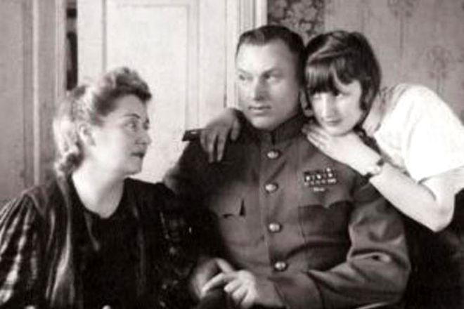 Константин Рокоссовский с семьей