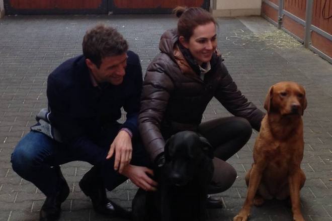 Томас Мюллер с супругой и своими собаками