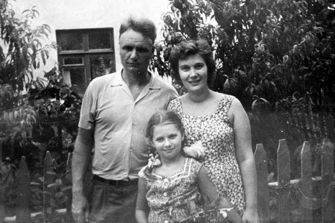 Татьяна Анциферова в детстве с родителями
