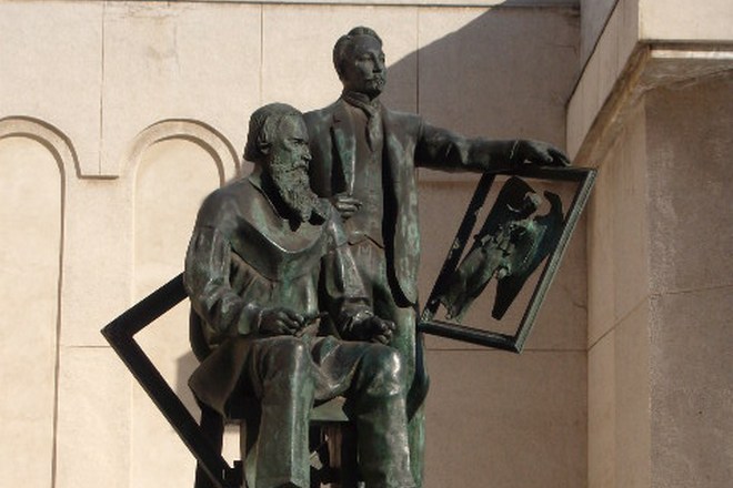 Памятник Виктору и Аполлинарию Васнецовым