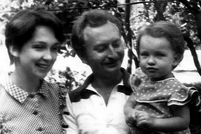 Виктория Булитко в детстве с родителями