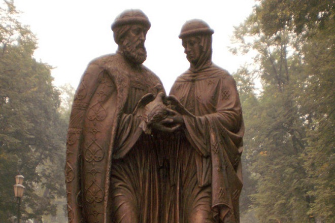 Памятник Петру и Февронии в Ярославле