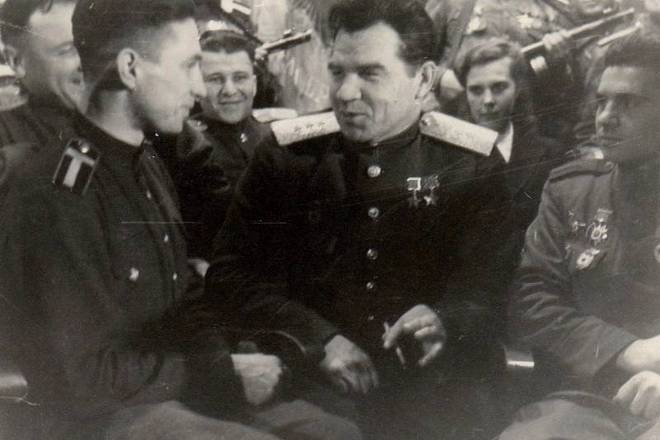 Василий Чуйков с солдатами