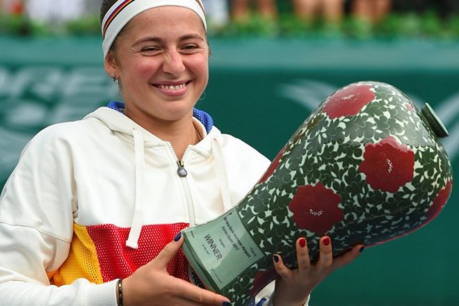 Елена Остапенко с теннисным Кубком