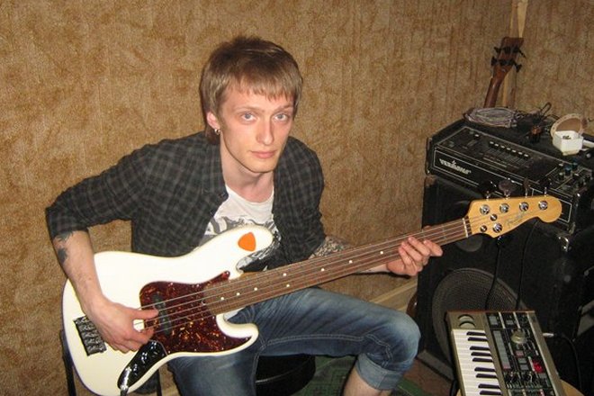 Басист Алексей Андреев