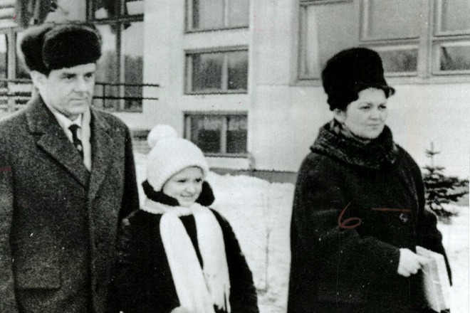 Владимир Комаров с женой и дочерью