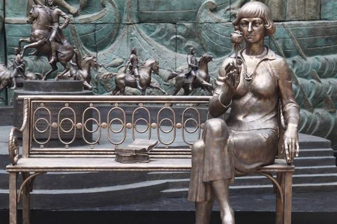 Памятник Марине Цветаевой в Сен-Жиль-Круа-де-Ви, Франция. Работа Зураба Церетели