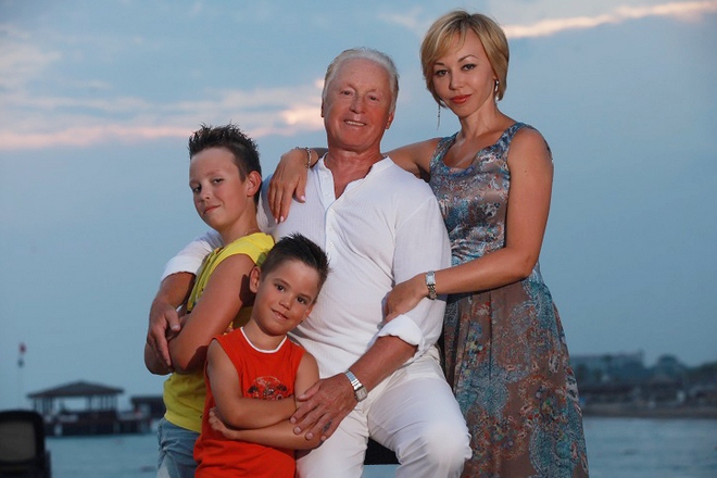 Вячеслав Гордеев и третья жена Оксана Золотарева с сыновьями