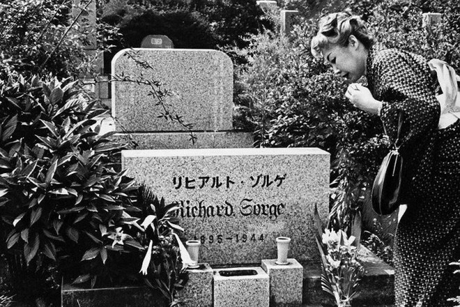 Ханако Исии у могилы Рихарда Зорге на кладбище Тама, Токио
