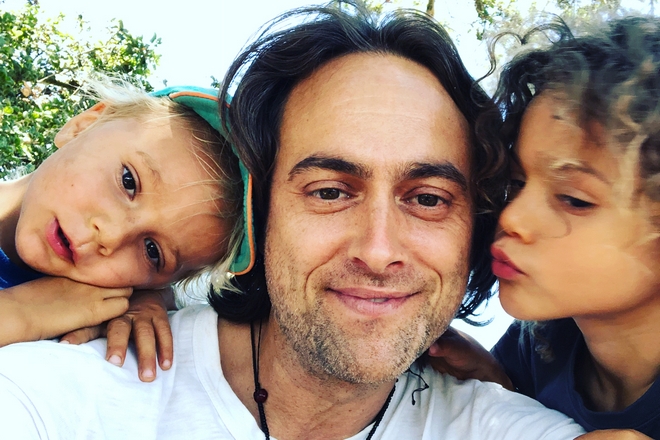 Стюарт Таунсенд в 2018 году с детьми