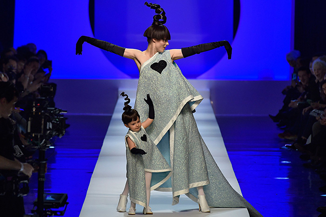 Коко Роша с дочерью в платьях от Жан-Поля Готье