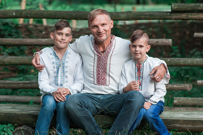 Олег Скрипка с сыновьями