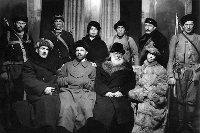Александра Коллонтай вместе с группой революционеров