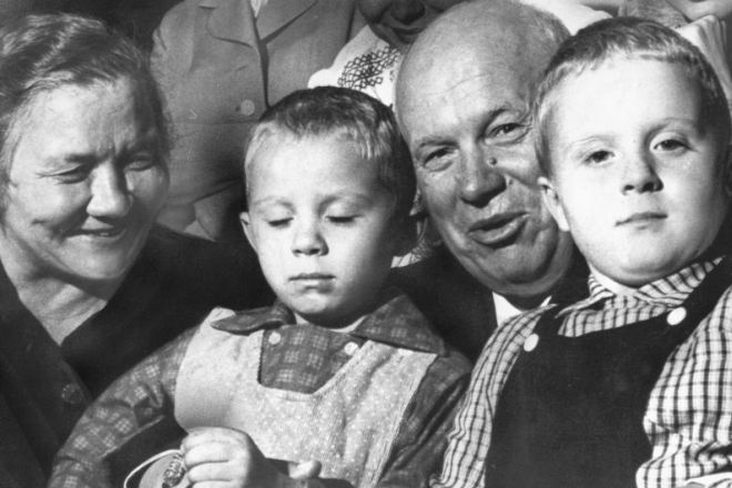 Никита Хрущев со второй женой и внуками
