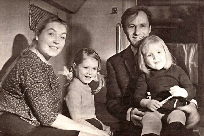 Лидия Федосеева-Шукшина и Василий Шукшин с дочерьми