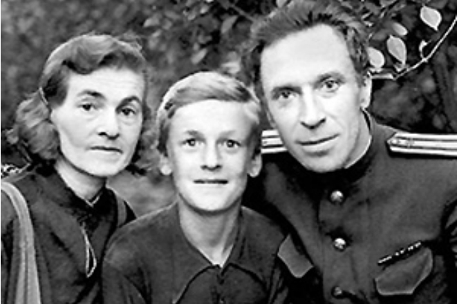Игорь Кириллов с родителями