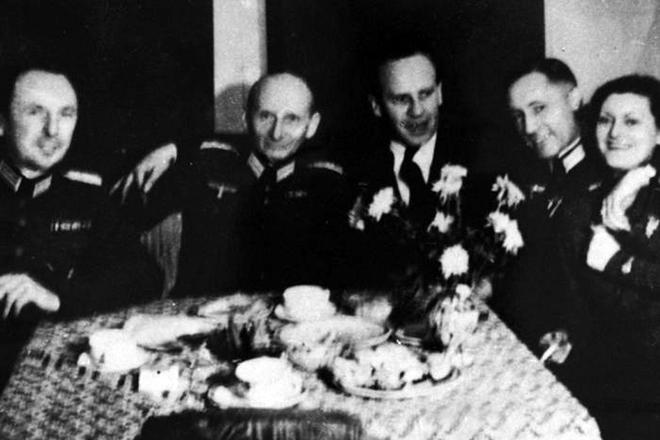 Оскар Шиндлер и офицеры СС