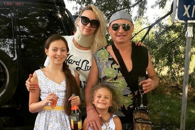 Ольга Полякова с мужем и дочерьми