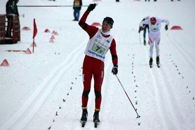 Александр Большунов на финише лыжных гонок