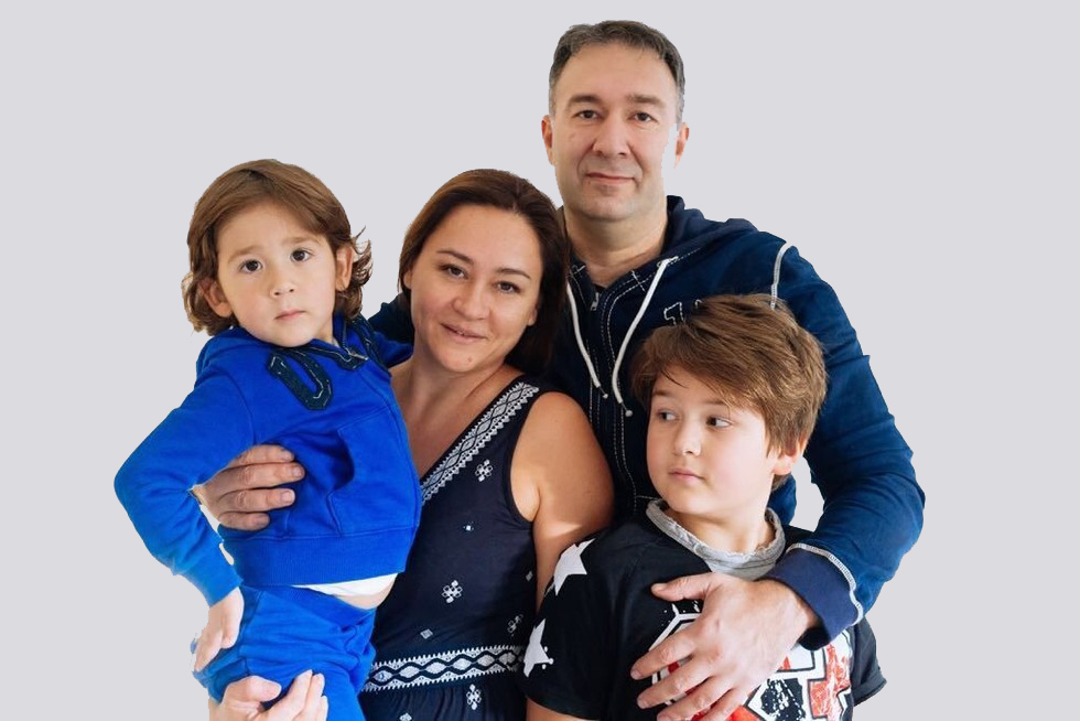 Дмитрий Леус с семьей