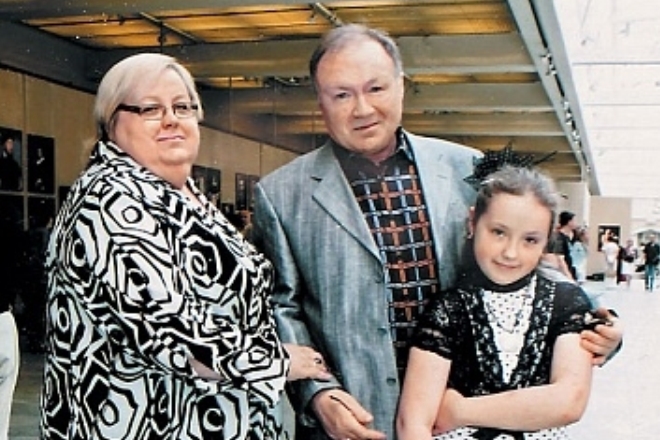 Юрий Кузнецов с супругой Ириной и дочерью