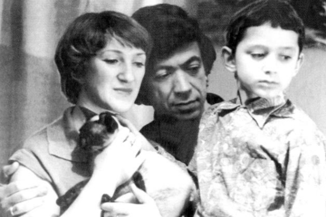 Галина Старовойтова с первым мужем и сыном