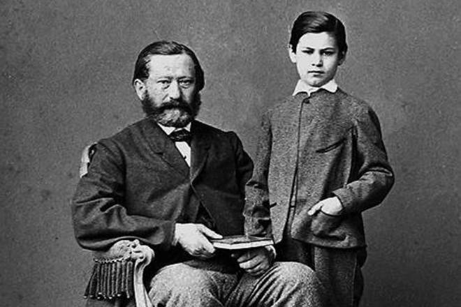 Зигмунд Фрейд в детстве с отцом