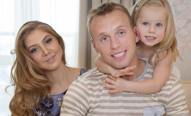 Денис Глушаков с женой и дочерью