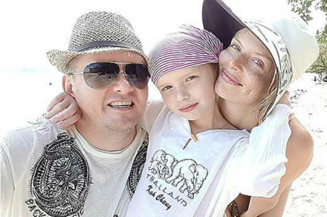 Анна Чурина с мужем и дочкой