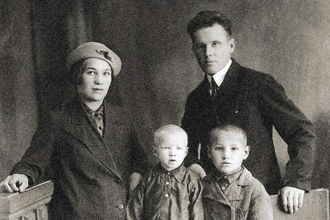 Борис Ельцин в детстве с родителями и братом