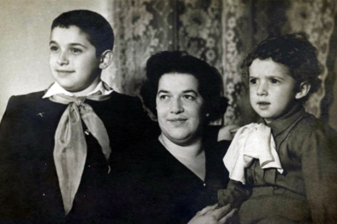 Юлий Гусман в детстве с мамой и братом