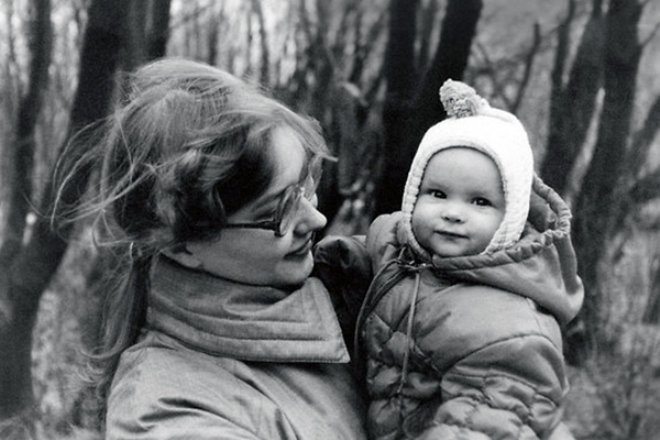 Светлана Иванова в детстве с мамой