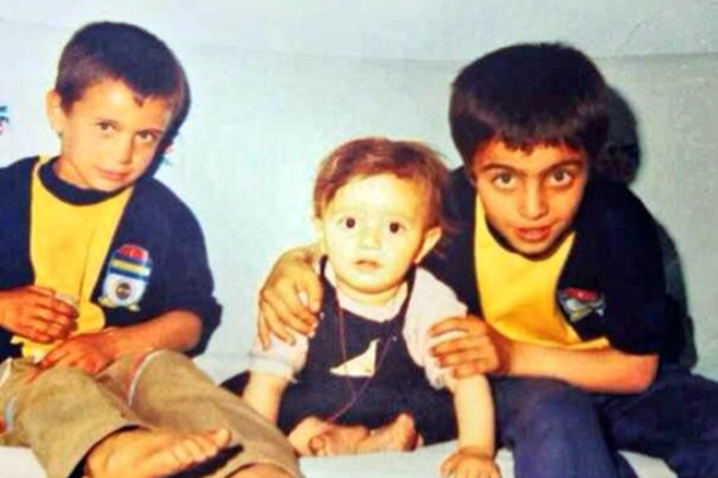 Аднан Коч (слева) и его братья в детстве