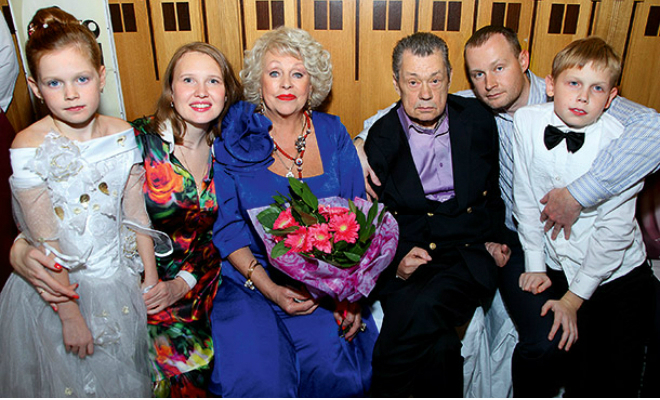Андрей Караченцов с семьей