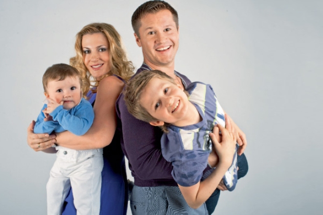 Алексей Немов с женой и детьми