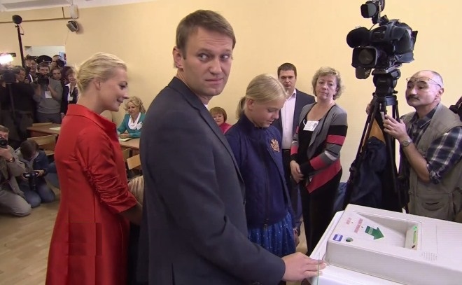 Алексей Навальный голосует на выборах мэра Москвы