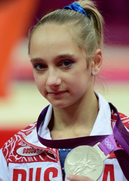 Виктория Комова – биография, фото, личная жизнь, новости, гимнастка 2023 i