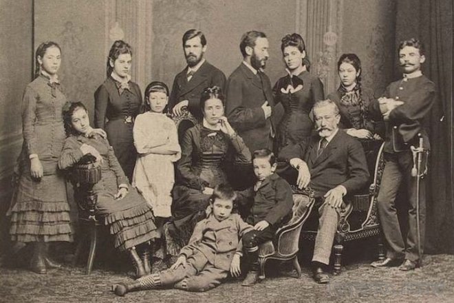 Зигмунд Фрейд (третий в верхнем ряду, слева на право) в молодости с семьей, 1878 год