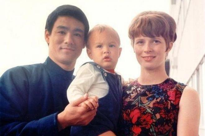Брэндон Ли в детстве с родителями