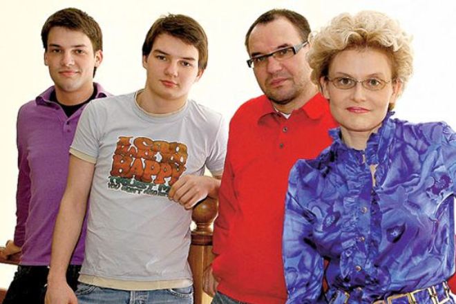 Елена Малышева с мужем и детьми