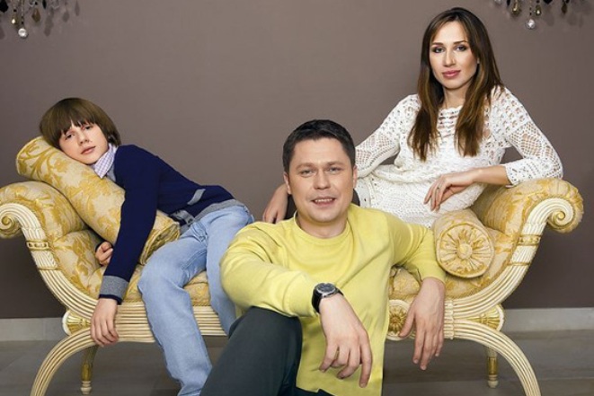 Денис Рожков с женой и сыном