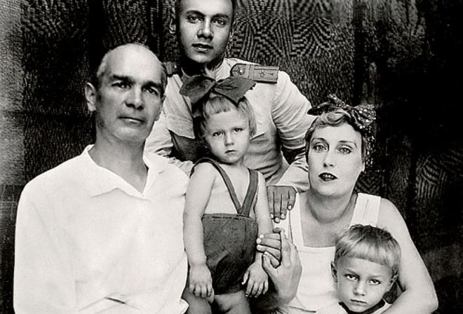 Олег Янковский в детстве (посередине) с родителями и старшими братьями Ростиславом и Николаем (справа)