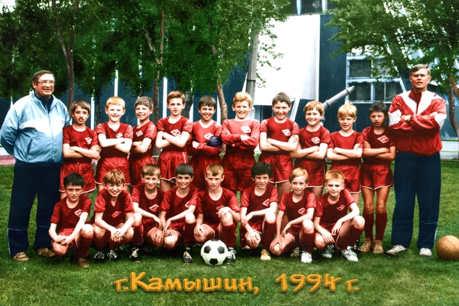 Юрий Жирков в детстве (внизу слева)