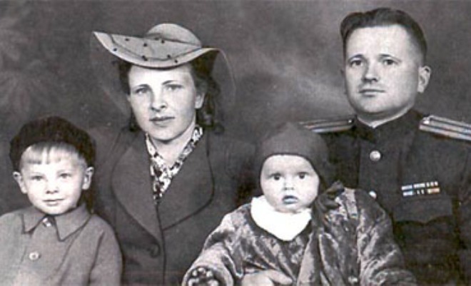 Юрий Антонов в детстве с семьей