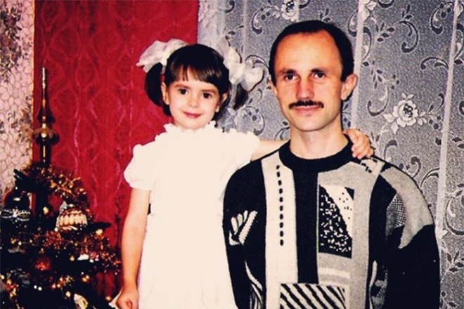 Наталья Забияко в детстве с отцом